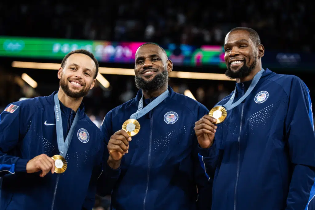 Stephen Curry, LeBron James et Kevin Durant avec leur médaille d'or à Paris