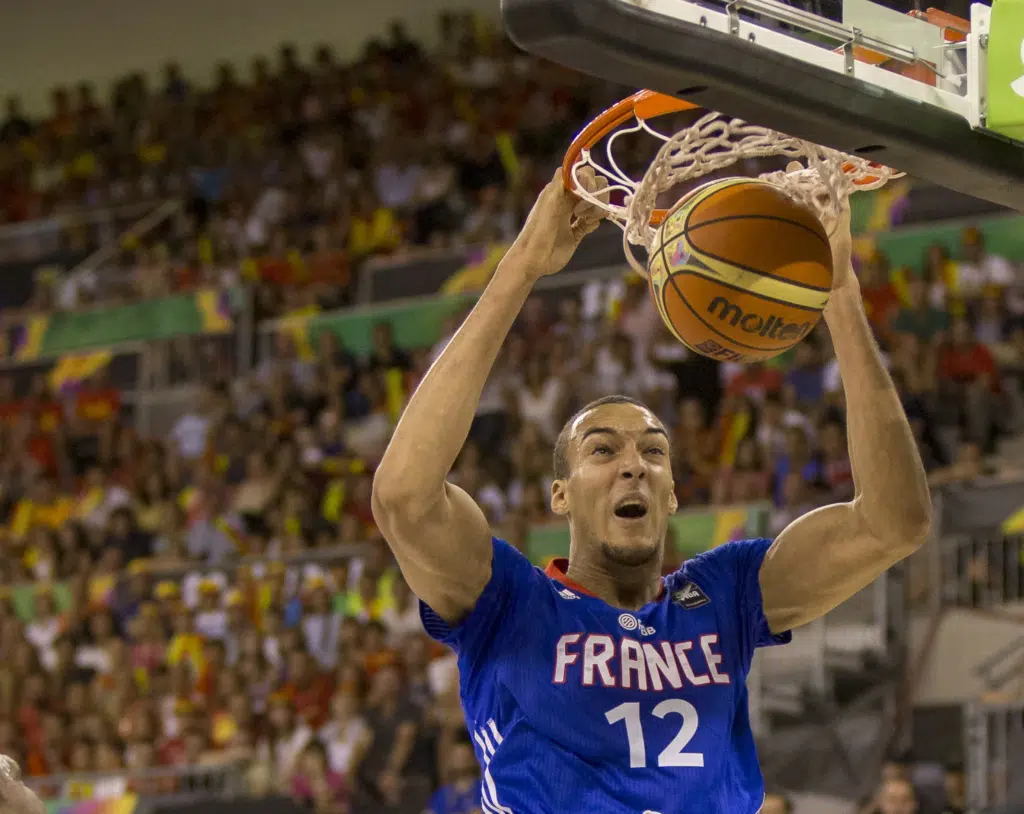 Rudy Gobert réalisant un dunk à la Coupe du Monde 2014.