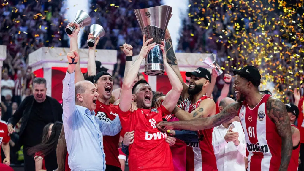 Les joueurs de l'Olympiakos soulevant le trophée de l'Euroleague