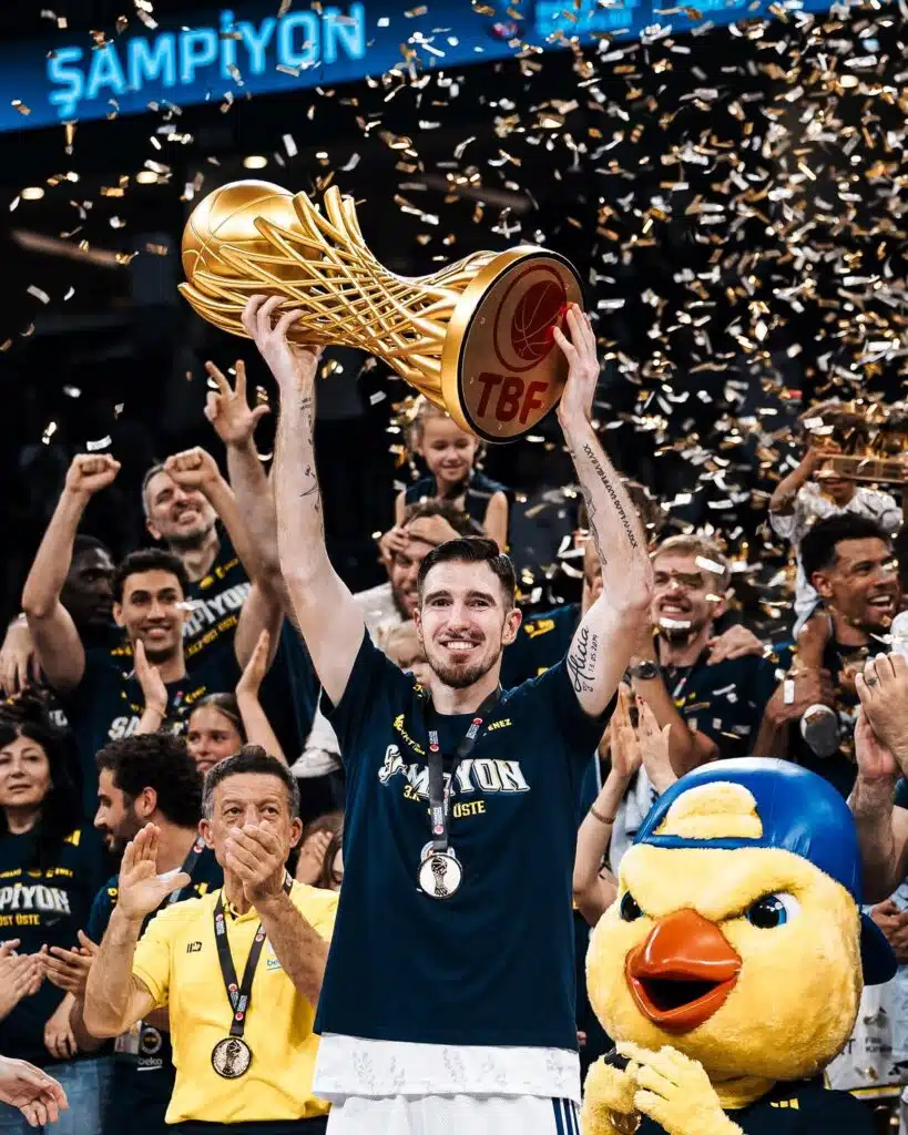 Nando De Colo trophée de champion de Turquie en main